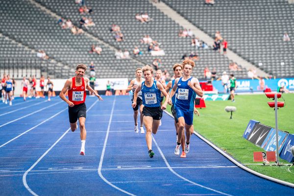 Auf der Zielgeraden: Tom Klose (TSV Bayer 04 Leverkusen), Robert Fuelle (SSV Ulm 1846), Adrian Engstler (TV Villingen), Felix Wittmann (Leichtathl.-SG Eschweiler), Rocco Martin (SG Motor Gohlis-Nord Leipzig) waehrend der deutschen Leichtathletik-Meisterschaften im Olympiastadion am 25.06.2022 in Berlin